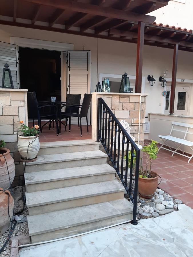 הוילה Paphos Limnaria Deluxe Maisonette מראה חיצוני תמונה